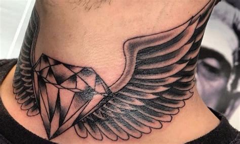 alas en el cuello tatuaje|tatuaje en el cuello mujer.